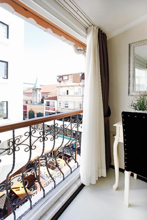 The House Next To Hotel Istanbul Exterior photo